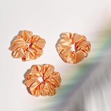 Crystallove Mulberry Silk Scrunchie svilena gumica za kosu Peach fuzz 1 kom | shoptok.hr
