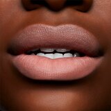 Mac Powder Kiss Liquid tekući ruž s mat efektom 5 ml nijansa 984 Billion $ Smile | shoptok.hr