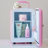 Fluff Cosmetics Fridger Pink mini hladilnik za kozmetiko 185x250x280 mm 1 kos | Shoptok.si