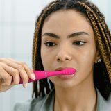 Foreo ISSA™ 4 Smile električna zobna ščetka za otroke od 5 let Wild Strawberry 1 kos | Shoptok.si