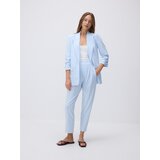Reserved Jogger hlače s naborima - bljedoplavo | shoptok.hr