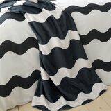 Sassy B Črno-belo pregrinjalo iz mikropliša 200x240 cm Waves – | Shoptok.si