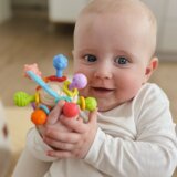 Woopie Baby mekana zvečarka 2u1, grizalo i senzorička igračka za dojenčad 0m+ | shoptok.hr