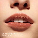 Gucci Glow Oil-In-Water Tint Liquid Lipstick bleščeča vlažilna tekoča šminka odtenek 217 Valeria Rose 6.5 ml | Shoptok.si