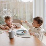 Mushie silikonski nedrseči krožnik cambridge blue | Shoptok.si