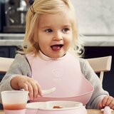 BABYBJORN komplet jedilni set slinček, krožnik, lonček, žlica in vilice Powder Pink | Shoptok.si