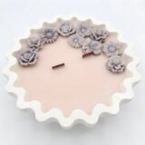 NOBAMO Sveča Velvet - Bela/Brusnica, Pomaranča | Shoptok.si
