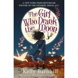 Macmillan Distribution Kelly Barnhill - The Girl Who Drank The Moon Cene