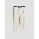 Reserved Chino slim hlače s remenom - krem | shoptok.hr