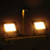 vidaXL LED reflektor z ročajem 2x50 W toplo bel | Shoptok.si