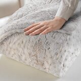 Douceur d intérieur Sivo-bež odeja iz umetnega krzna 220x240 cm Alaska – | Shoptok.si