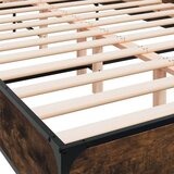  Posteljni okvir dimljeni hrast 150x200 cm inž. les in kovina | Shoptok.si
