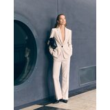 Reserved Flare hlače izglačane na crtu - krem | shoptok.hr