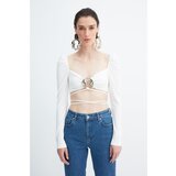 Trendyol X Zeynep Tosun Ecru Accessory Detailed Crop Tie Blouse | ePonuda.com