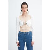 Trendyol X Zeynep Tosun Ecru Accessory Detailed Crop Tie Blouse Cene