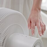 STYLIES Stajaći ventilator ANTILA 25W/230V 88 cm, bela + daljinski upravljač | Eponuda.com