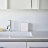 YAMAZAKI Bijeli plastičan kupaonski organizator za pamučne vatice Tower – | shoptok.hr