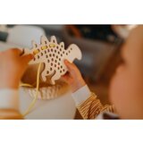 Milin Big Wooden Lacing Toy Dinosaur Alex aktivna igračka 22 cm x 15 cm x 0,7 cm 1 kom | shoptok.hr