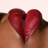 MAC Cosmetics Dazzlelips Crayon svjetlucavi ruž za usne u olovci nijansa Red Halo 1.8 g | shoptok.hr