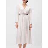 Reserved Maxi haljina s pojasom - krem | shoptok.hr