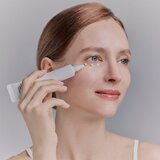 Whamisa Organic Flowers Eye Essence posvjetljujući serum za područje oko očiju s učinkom protiv bora 30 ml | shoptok.hr
