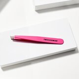 Tweezerman Studio Collection pinceta s kosim vrhom Pink 1 kom | shoptok.hr