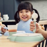 BABYBJORN komplet jedilni set slinček, krožnik, lonček, žlica in vilice Powder Blue | Shoptok.si