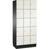 C+P omara cambio s predelki z zaklepanjem in vrati iz hpl, 15 predelkov, korpus črno siv / vrata bela, širina 900 mm | Shoptok.si