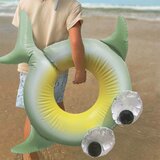 Sunnylife napihljiv otroški plavalni obroč shark tribe khaki | Shoptok.si
