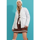 Trend Alaçatı Stili Women's White Baby Collar Lined Pocket Quilted Coat Cijene