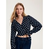 Reserved bluza iz viskoze na s preklop spredaj - mornarsko modra | Shoptok.si