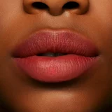 Mac powder kiss šminka z mat učinkom klasično rdečilo za ustnice šminka 3 g odtenek 930 brickthrough za ženske