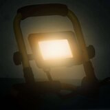 vidaXL LED reflektor s ručkom 20 W topli bijeli | shoptok.hr