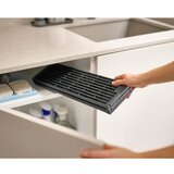 Joseph Joseph Siv plastičen nastavljiv odcejalnik za pomivalno korito 43x13 cm Platform – | Shoptok.si