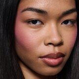 MAC Cosmetics Skinfinish Colourstruck rdečilo odtenek Snob 4.5 g | Shoptok.si