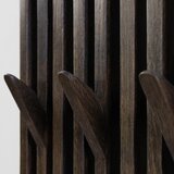 Spinder Design Tamno smeđa zidna vješalica od punog hrasta Parco – | shoptok.hr