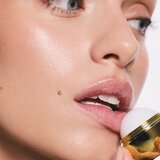 SUNEWMED+ Vanilla Gold Kiss Moisturizing Lip Balm vlažilni balzam za ustnice z karitejevim maslom 13 g | Shoptok.si