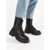 Shelvt Black quilted workers on a platform | ePonuda.com