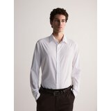 Reserved črtasta srajca regular fit - bela Cene