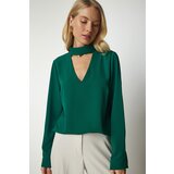Happiness İstanbul Women's Emerald Green Crepe Blouse with Window Detailed and Decollete Cene