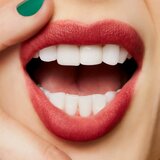 MAC Cosmetics Powder Kiss Liquid Lipcolour mat tekući ruž za usne nijansa Fashion Emergency 5 ml | shoptok.hr