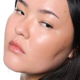 MAC Cosmetics Strobe Beam Bronzelighter tekoči bronzer s posvetlitvenim učinkom odtenek Sunlite 4.3 ml | Shoptok.si