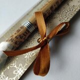 Kooperativa Simon design, z.o.o. Pisalo čipka z napisom v darilnem ovitku | Shoptok.si
