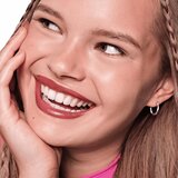 Essence satin GLOW kremasta šminka s satenastim zaključkom odtenek 05 Chai There! 3.5 g | Shoptok.si