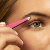 Tweezerman Studio Collection pinceta s kosim vrhom Pink 1 kom | shoptok.hr