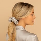 Crystallove Silk Scrunchie svilena gumica za kosu Silver 1 kom | shoptok.hr