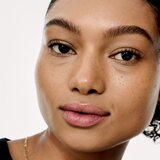 Benefit The POREfessional Foundation tekoči puder z učinkom osvetljevanja z niacinamidom odtenek 22N Outstanding 30 ml | Shoptok.si
