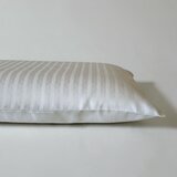 VIKTORIJA Jastučnica 50x70 cm, pamučni saten, bela s prugama i ornamentom – Clas A19 Cene