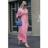 Madmext Pink Patterned V-Neck Midi Dress Cene