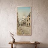 Wallxpert uramljena MDF slika ARTSNTMDL15, kaldrmisana ulica na Monmartru i bazilika Sakre Ker, 50 x 120 cm u